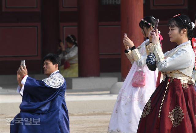 [저작권 한국일보] 경복궁 찾은 외국인 관광객