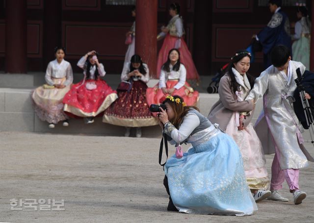 [저작권 한국일보] 사진 촬영하는 관람객들