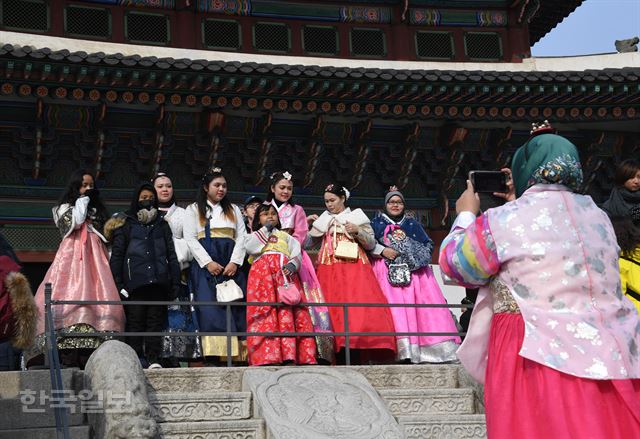 [저작권 한국일보] 한복 단체사진