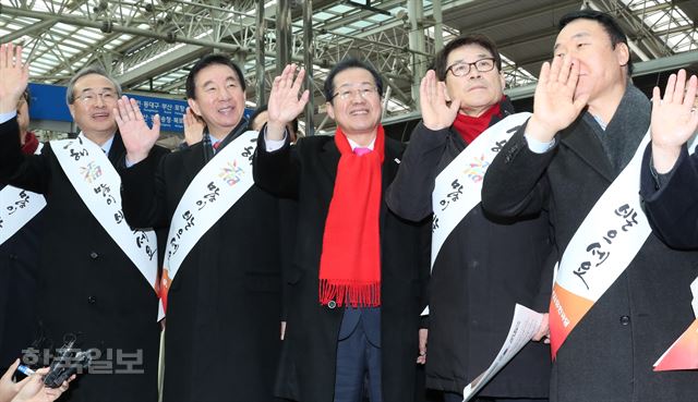 홍준표(가운데) 자유한국당 대표와 지도부가 14일 오전 서울역 KTX 플랫폼에서 귀성객들에게 설 인사를 하고 있다. 오대근 기자