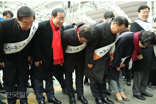 홍준표(왼쪽 두번째) 자유한국당 대표가 14일 오전 서울역에서 귀성객들에게 설 인사하는 도중 박주선 바른미래당 공동대표와 만나 인사하고 있다. 오대근기자