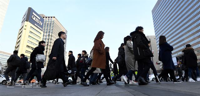 연휴를 마친 시민들이 19일 오전 광화문 횡단보도를 건너 출근길에 나서고 있다.고영권기자youngkoh@hankookilbo.com