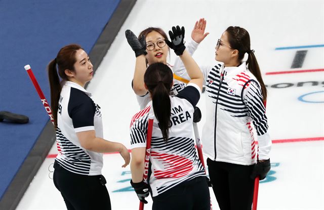 19일 강릉컬링센터에서 열린 여자 컬링 예선 대한민국과 스웨덴의 경기. 한국 선수들이 7대 6으로 승리한 뒤 기쁨의 하이 파이브를 하고 있다. 연합뉴스