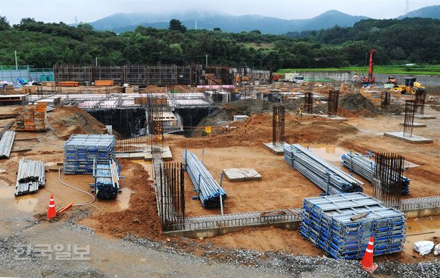 [저작권 한국일보]공사지연으로 올해 신입생 218명을 인근 배방초교에 더부살이를 시켜야 하는 아산 모산중 신축현장.