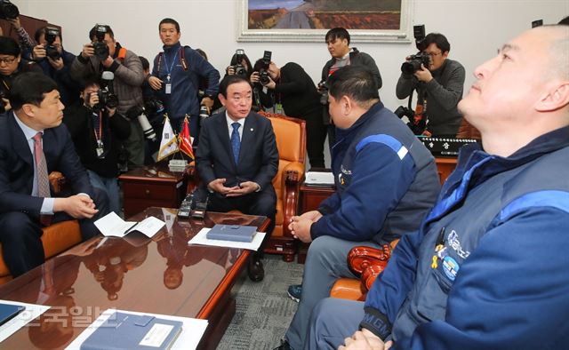 장병완 국회 산업통상자원중소벤처기업위원장이 19일 오후 국회를 찾은 한국GM노조지도부와 면담하고 있다.배우한 기자