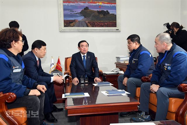 장병완 국회 산업통상자원중소벤처기업위원장이 19일 오후 국회를 찾은 한국GM노조지도부와 면담하고 있다.배우한 기자