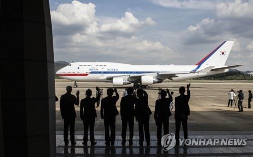 지난해 9월 경기 성남시 서울공항에서 문재인 대통령과 부인 김정숙 여사가 탑승한 대통령 전용기가 미국 뉴욕으로 출발하고 있다. 연합뉴스