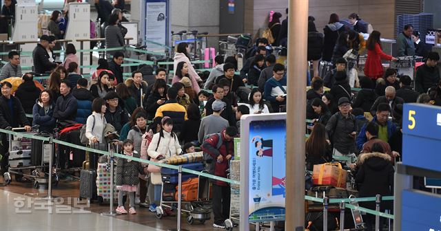 설 연휴를 하루 앞둔 14일 인천국제공항 제1여객터미널 출국장에서 여행객들이 출국 수속을 밟고 있다. 신상순 선임기자 ssshin@hankookilbo.com