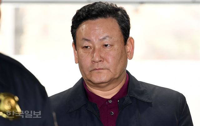 이명박 전 대통령의 차명재산을 관리해온 것으로 알려진 다스 협력업체 '금강' 대표 이영배씨가 특정경제범죄가중처벌법상 횡령 및 배임 등의 혐의에 대한 구속 전 피의자 심문을 받기 위해 19일 오전 서초동 서울중앙지법에 들어서고 있다. 서재훈 기자