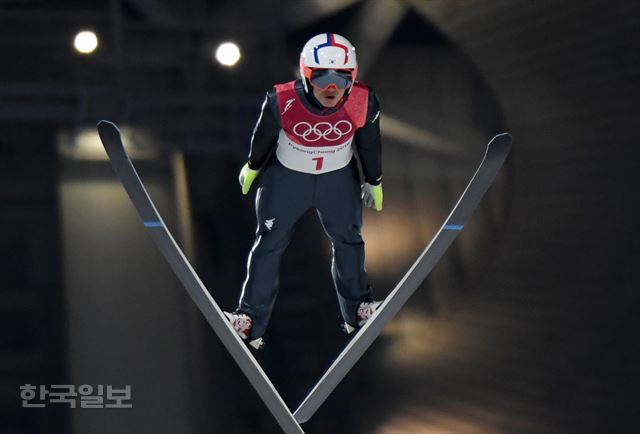 8일 강원 평창 알펜시아스키점핑센터에서 열린 2018평창동계올림픽 스키점프 남자 노멀힐 개인전에서 첫 주자로 나선 대한민국 최서우가 힘차게 도약하고 있다. 평창=김주영 기자 will@hankookilbo.com