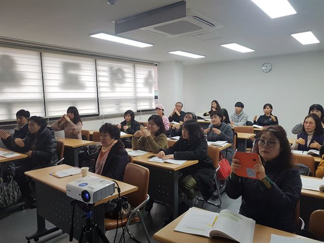 지난달 8일 경기도수어교육원 초급반 강의실에서 학생들이 수어를 배우고 있다. 고가혜 인턴기자