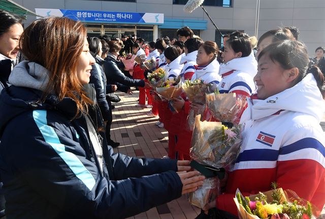 대한민국 여자 아이스하키 선수단이 평창동계올림픽에서 단일팀으로 함께 뛸 북한 선수단에게 지난달 25일 충북 진천군 진천 국가대표선수촌 빙상장 앞에서 처음으로 만나 꽃다발을 건네주며 환영하고 있다. 북한 선수단은 선수 12명과 지원 2명, 감독1명으로 구성됐다. 남북 단일팀은 합동훈련을 통해 조직력을 다진 뒤 2월 4일 스웨덴과의 평가전을 통해 첫 실전 경기를 치른다. 평창올림픽 첫 경기는 2월 10일 열리는 스위스와의 조별리그 1차전이다. 사진공동취재단