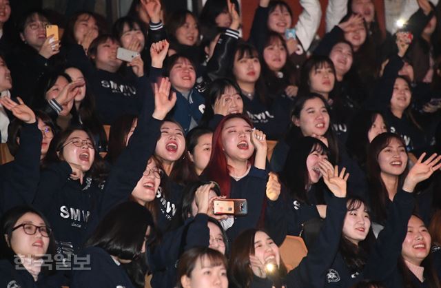 [저작권 한국일보]축하공연으로 대동단결_ 숙명여대 2018 입학식