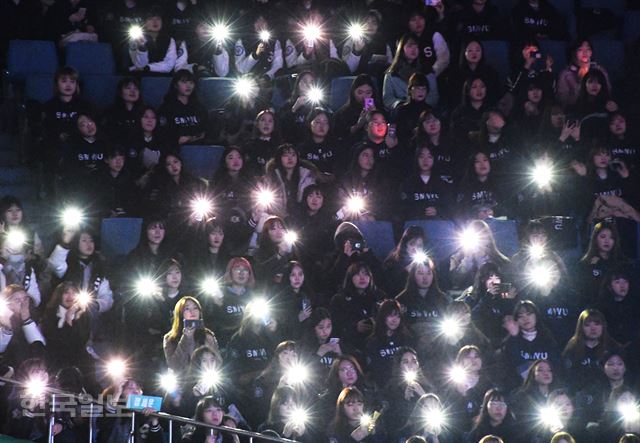 [저작권 한국일보] 20일 오전 서울 송파구 잠실실내체육관에서 열린 숙명여대 2018 입학식에서 신입생과 재학생들이 축하공연을 보며 즐거워 하고 있다.