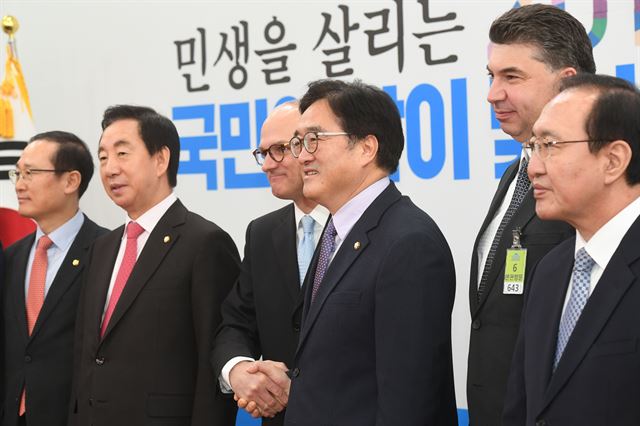 배리 앵글(오른쪽에서 네 번째) GM 총괄 부사장 겸 해외사업부문 사장과 카허 카젬(오른쪽에서 두 번째) 한국GM 사장이 20일 국회를 방문해 여야 원내지도부와 면담에 앞서 기념촬영을 하고 있다. 배우한 기자