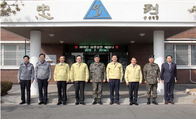 육군 53사단이 20일 개최한 화랑훈련 세미나에 앞서 53사단장을 비롯한 참석자들이 기념촬영을 하고 있다.