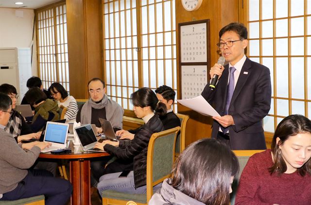 홍장표 청와대 경제수석이 20일 청와대 춘추관에서 기자간담회를 열고 미국의 통상 압박에 대한 브리핑을 하고 있다. 고영권기자