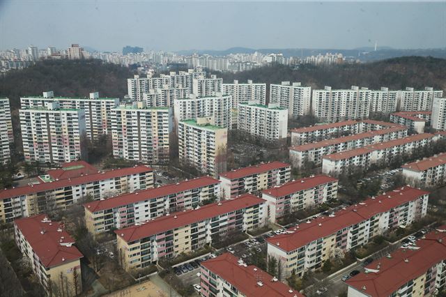 국토교통부가 20일 발표한 ‘재건축 안전진단 기준 정상화 방안’으로 사실상 재건축 원천 봉쇄가 예상된다. 이에 따라 서울에서만 10만3,822가구가 강화된 재건축 안전진단 기준의 적용을 받게 될 전망이며 양천구 목동과 노원구 상계동, 송파구 등지의 주요 재건축 단지들이 타격을 받게 됐다. 사진은 재건축이 추진되고 있는 목동 아파트 단지 전경. 연합뉴스