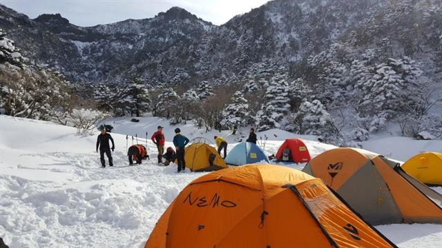 겨울왕국으로 변한 제주 한라산 용진각 일대에 산악훈력을 위해 전국에서 몰려든 산악인들의 베이스캠프로 북적거리고 있다. 한라산국립공원관리소 제공.