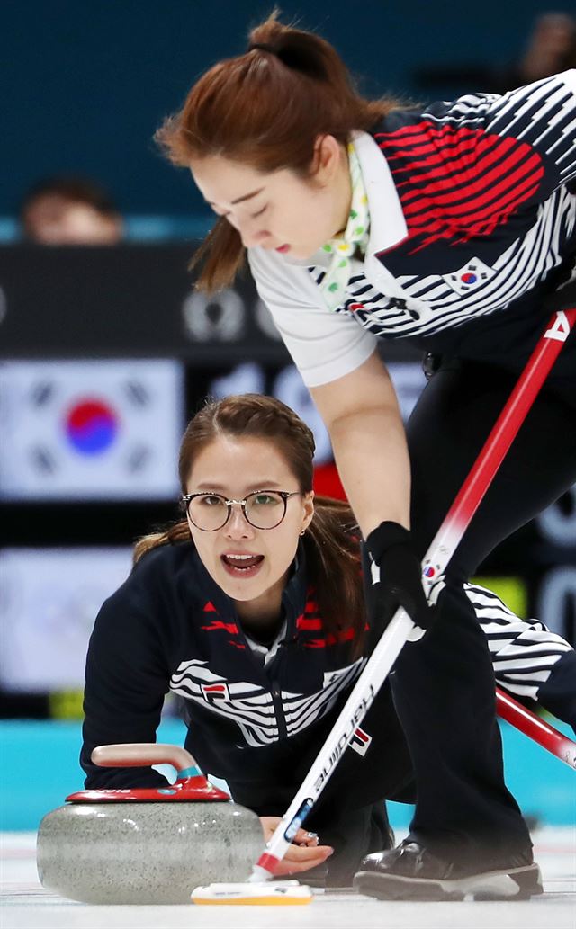 스킵 김은정(왼쪽)의 지시에 따라 스위핑하는 김영미. 강릉=연합뉴스