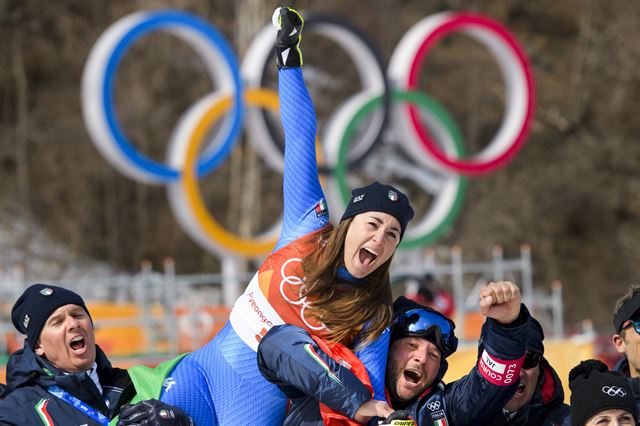 소피아 고지아(가운데)가 21일 강원 정선군 정선알파인센터에서 열린 2018평창동계올림픽 알파인스키 여자 활강에서 금메달을 따낸 뒤 팀원들과 기뻐하고 있다. 평창=EPA 연합뉴스