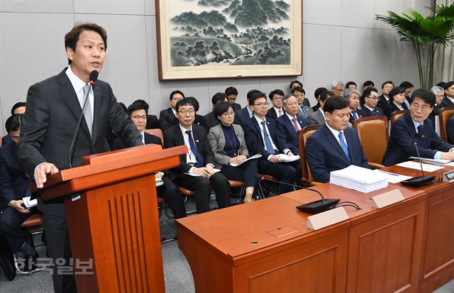 임종석 대통령 비서실장이 21일 국회 운영위원회 전체회의에서 김성태 운영위원장에 의해 발언대로 불려 나와 답변하고 있다. 오대근기자 inliner@hankookilbo.com