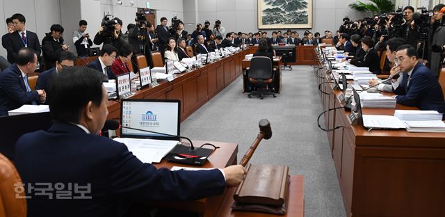 김성태 국회 운영위원장이 21일 열린 전체회의에서 개회를 선언하고 있다. 자유한국당 의원들이 '과잉 보복수사 중단하라'는 구호를 노트북에 붙여 놓은채 회의에 참석하고 있다. 오대근기자 inliner@hankookilbo.com