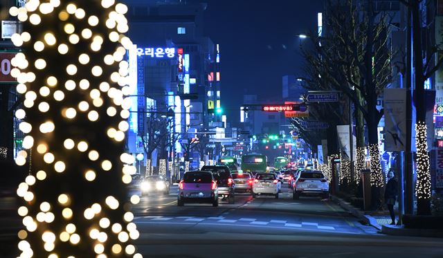 2018 평창동계올림픽 빙상경기 개최도시인 강릉의 밤거리가 화려한 모습으로 변신해 눈길을 끌고 있다. 연합뉴스