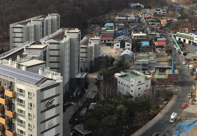 고층 아파트에 둘러 싸인 서초구 내곡동 탑성마을의 모습. 서초구 제공