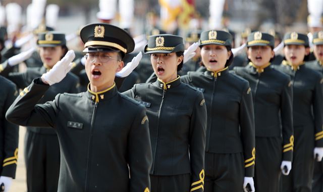 국군간호사관학교 신입 생도들이 20일 대전 유성구 자운대 연병장에서 열린 입학식에 참가해 거수경례하고 있다. 연합뉴스.