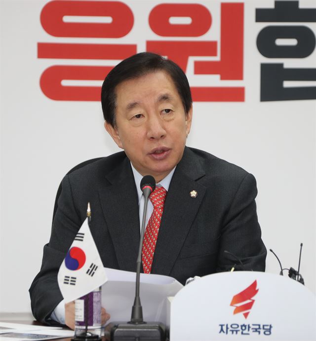 김성태 자유한국당 원내대표가 22일 국회에서 열린 원내대책회의에서 발언하고 있다. 연합뉴스