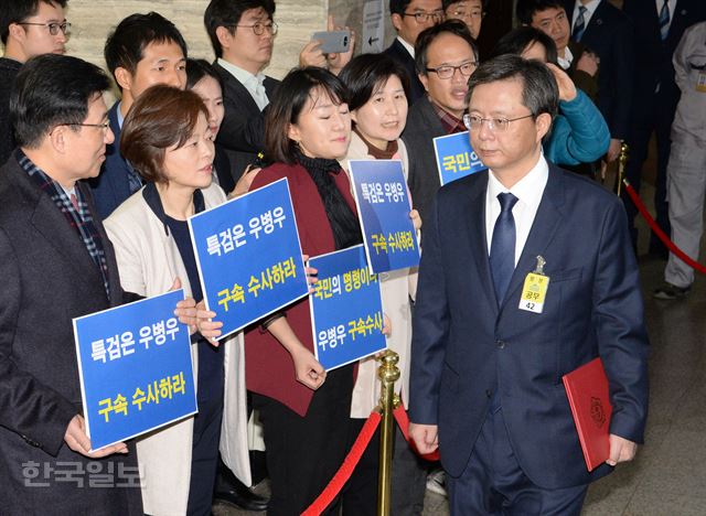 우병우 전 청와대 민정수석이 2016년 12월22일 오전 국회에서 열린 박근혜 정부의 최순실 등 민간인에 의한 국정농단 의혹사건 진상규명을 위한 국정조사 5차 청문회에 참석하기 위해 입장하자 더불어민주당 의원들이 '특검은 우병우 구속수사하라'는 피켓을 들고 있다. 서재훈 기자