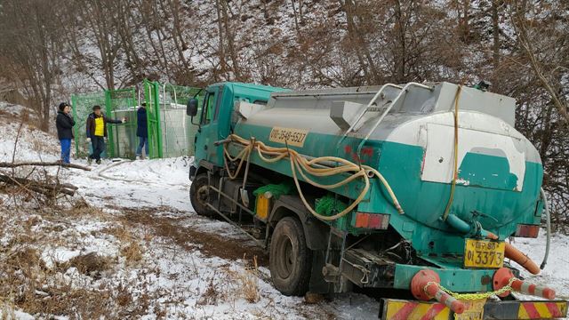 봉화군이 계곡 물이 얼어 생활용수 공급이 끊긴 소규모 급수시설에 급수차량을 동원해 물을 공급해 주고 있다. 봉화군 제공