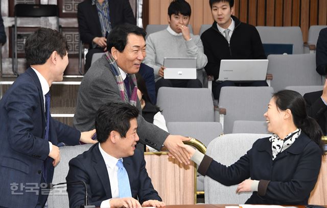 자유한국당 안상수 의원이 22일 국회에서 열린 바른미래당 의원총회 회의장으로 잘못 들어선 후 머쓱해 하며 바른미래당 권은희 의원등과 인사하고 있다. 오대근기자 inliner@hankookilbo.com