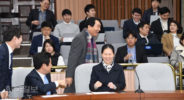 회의장을 잘못 들어선 안상수 의원이 바른미래당 하태경 유의동 권은희 의원등과 인사 후 회의장을 나서고 있다. 오대근기자 inliner@hankookilbo.com