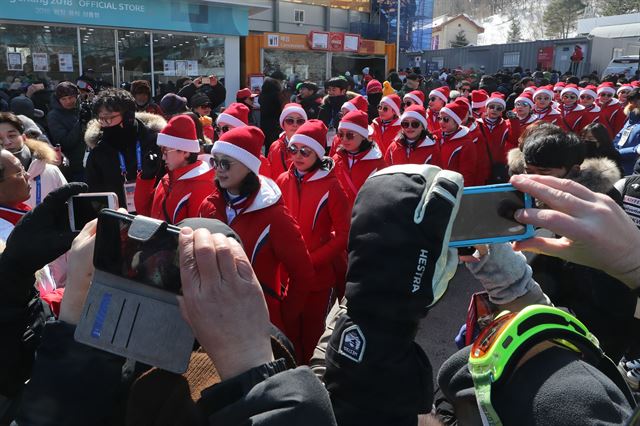 22일 강원도 평창군 용평 알파인 경기장에서 열린 평창동계올림픽 알파인 스키 남자 회전에서 관중들이 북측 응원단을 휴대전화로 촬영하고 있다.연합뉴스