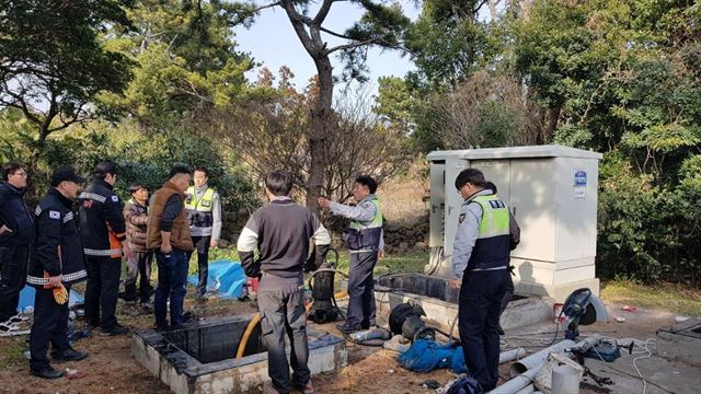 22일 오후 3시29분쯤 서귀포시 남원읍 태흥포구 인근에 있는 남원하수처리장 하수중계펌프장 맨홀에서 내부 배관을 교체 작업을 벌이던 근로자 5명이 호흡곤란 증세를 보여 병원으로 이송됐다. 제주도소방본부 제공.