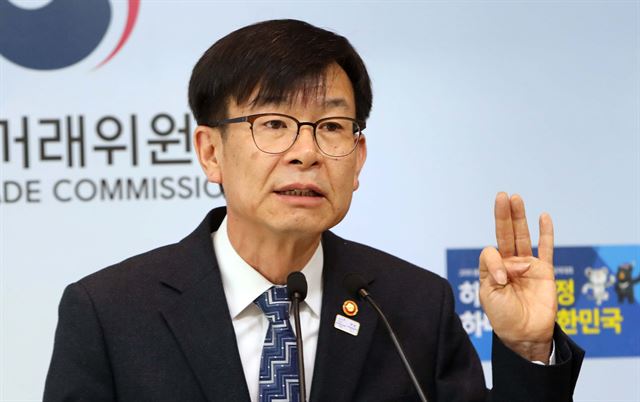 김상조 공정거래위원장이 22일 정부세종청사 공정거래위원회 기자실에서 ‘공정거래 법 집행체계 개선 태스크포스’의 최종보고서 내용을 발표하고 있다. 연합뉴스