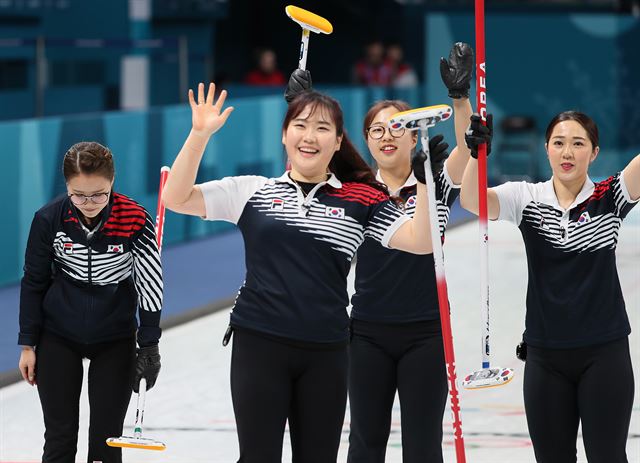 한국 여자 컬링대표팀이 21일 강원 강릉 컬링센터에서 열린 평창동계올림픽대 덴마크와 경기에서 승리한 뒤 인사하고 있다. 왼쪽부터 김은정, 김초희, 김선영, 김경애. 강릉=연합뉴스