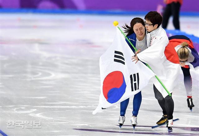 18일 강원 강릉 스피드스케이팅 경기장에서 열린 2018 평창동계올림픽 스피드 스케이팅 여자 500m전에서 1위를 차지한 일본의 고다이라(오른쪽) 선수가, 2위를 기록한 이상화 선수를 안아주며 위로하고 있다. 강릉=김주영기자 will@hankookilbo.com