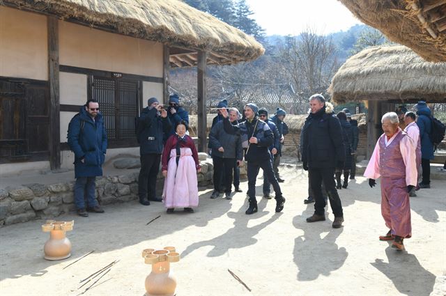 외국인 관광객들이 영주 선비촌에서 투호놀이를 해 보고 있다. 영주시 제공