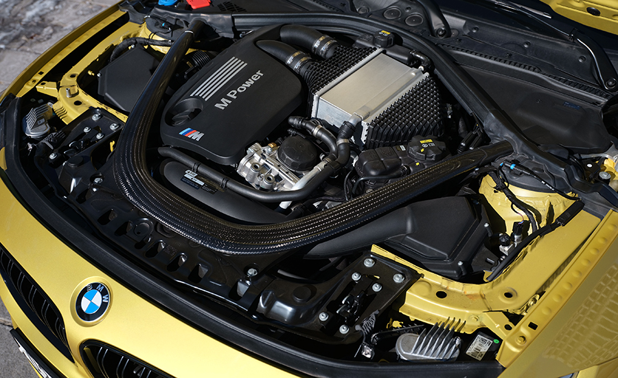 BMW M4 쿠페 컴패티션 패키지는 최고 출력 450마력을 자랑한다.