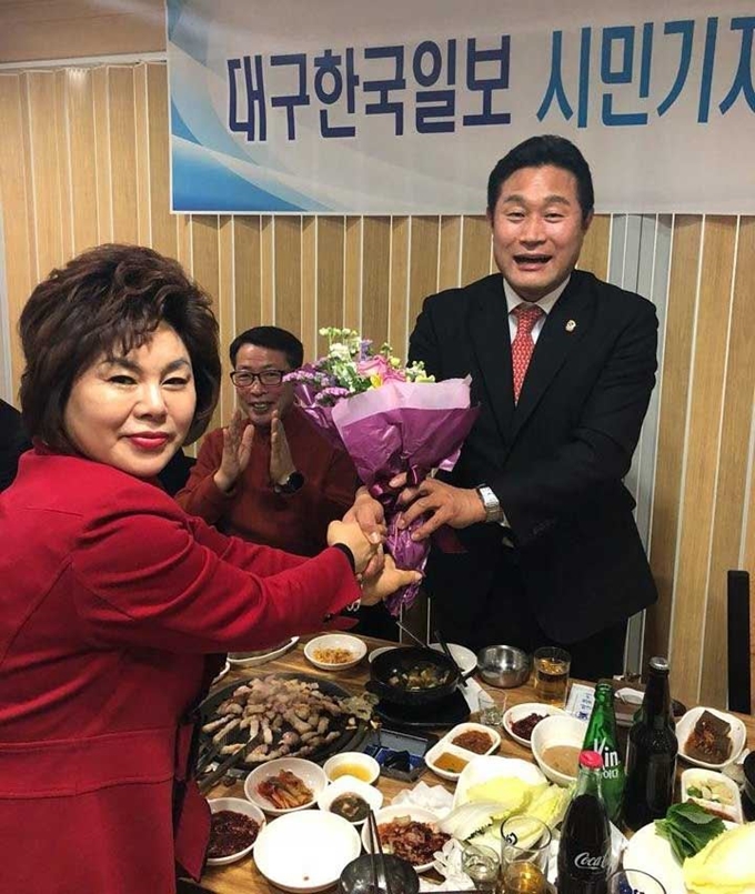 21일 대구 수성구 중동 '고국쌈'에서 열린 2월 정기 모임에서 강정숙 부회장(왼쪽)이 제2기 시민기자단을 대표해서 권오섭 회장에게 꽃다발을 전달하고 있다. 윤창식기자 csyoon@hankookilbo.com