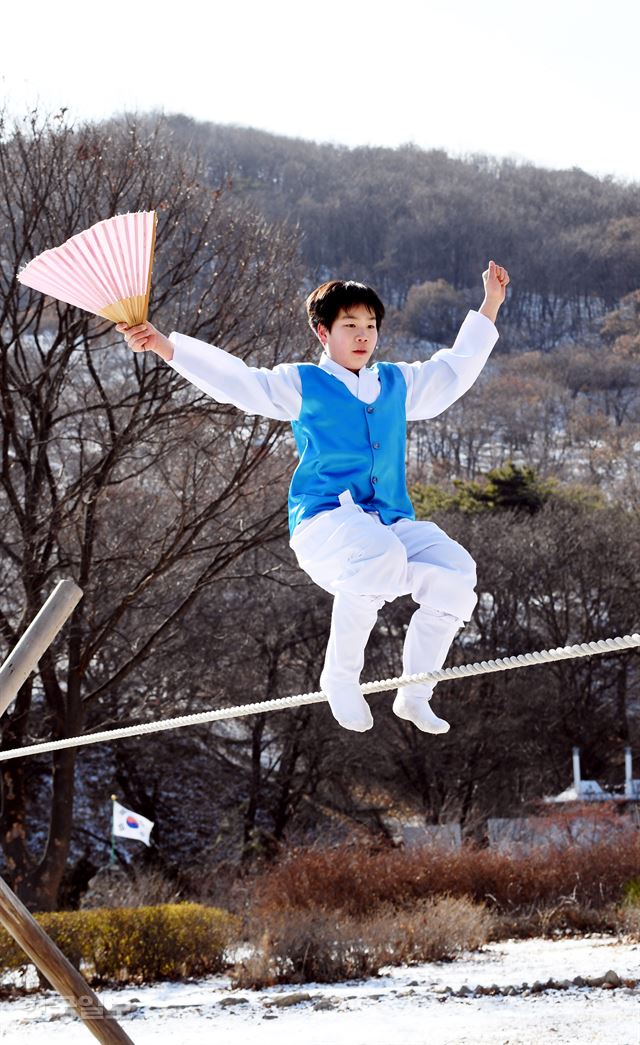 [저작권 한국일보] 무형문화재 줄타기 전수교육생. 배우한 기자