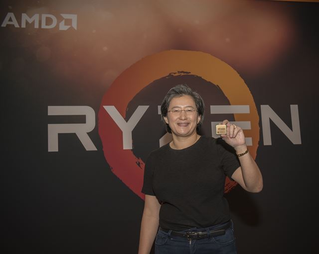 청바지에 티셔츠 차림으로 라이젠을 소개하는 리사 수 CEO. AMD 제공