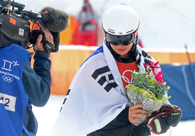 이상호가 24일 평창 휘닉스 스노 경기장에서 열린 2018 평창동계올림픽대회 남자 스노보드 평행대회전 결승에서 2위를 차지한 뒤 꽃다발을 받고 있다. 평창=연합뉴스