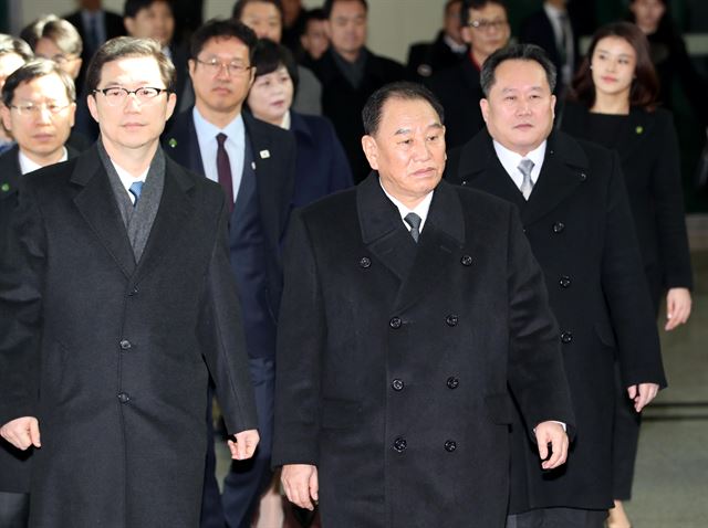 평창동계올림픽 폐회식 참석차 남측을 방문한 김영철 북한 노동당 중앙위원회 부위원장을 단장으로 하는 북한 고위급대표단이 25일 오전 파주 남북출입사무소(CIQ)에 도착해 이동하고 있다. 사진공동취재단