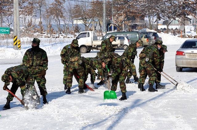 경기도 연천군 군남면에서 군장병들이 도로의 눈을 치우고 있다. 한국일보 자료사진