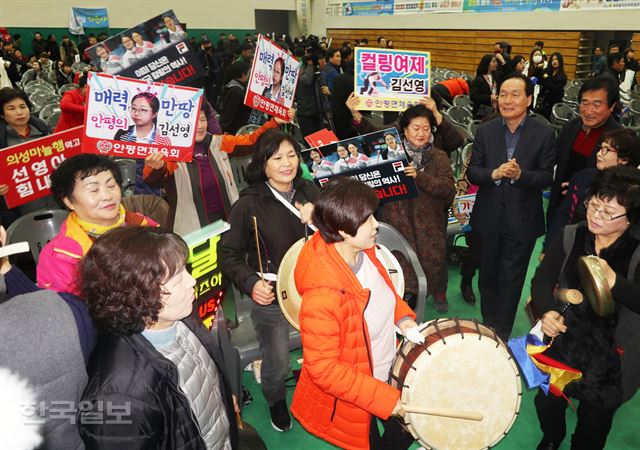 [저작권 한국일보] 의성군민들이 25일 오전 의성체육관에서 열린 평창동계올림픽 컬링 여자대표팀 단체응원전에서 경기가 끝난 뒤 징과 꽹과리 등을 치며 "괜찮아"를 외치며 흥겨운 표정을 짓고 있다. 의성=정광진기자 kjcheong@hankookilbo.com