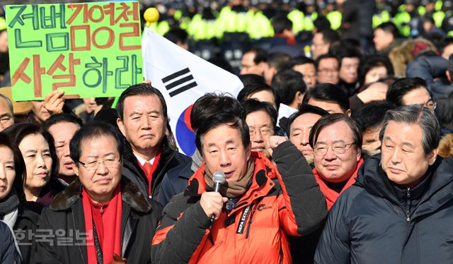 25일 오전 자유한국당 홍준표 대표, 김성태 원내대표 및 김무성 김영철방한저지투쟁위위원장을 비롯한 의원들과 당원들이 김영철 북한 노동당 중앙위원회 부위원장 겸 통일전선부장의 방한을 저지하기 위해 통일대교 남단을 점거한 채 시위를 하고 있다. 서재훈기자